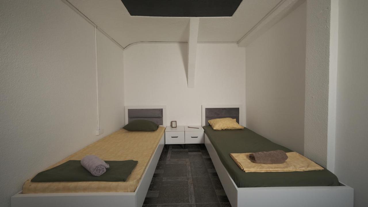 Hostel Dera Приштина Екстер'єр фото