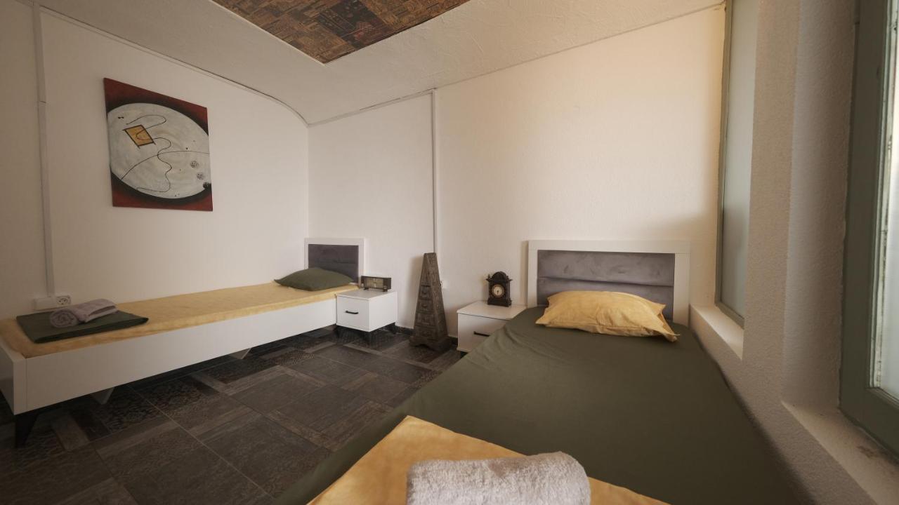 Hostel Dera Приштина Екстер'єр фото