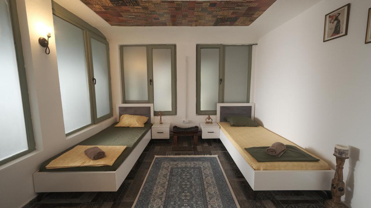 Hostel Dera Приштина Екстер'єр фото