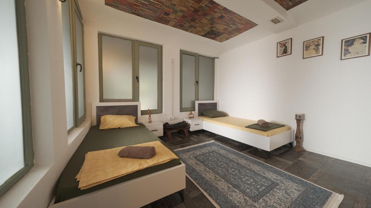 Hostel Dera Приштина Екстер'єр фото